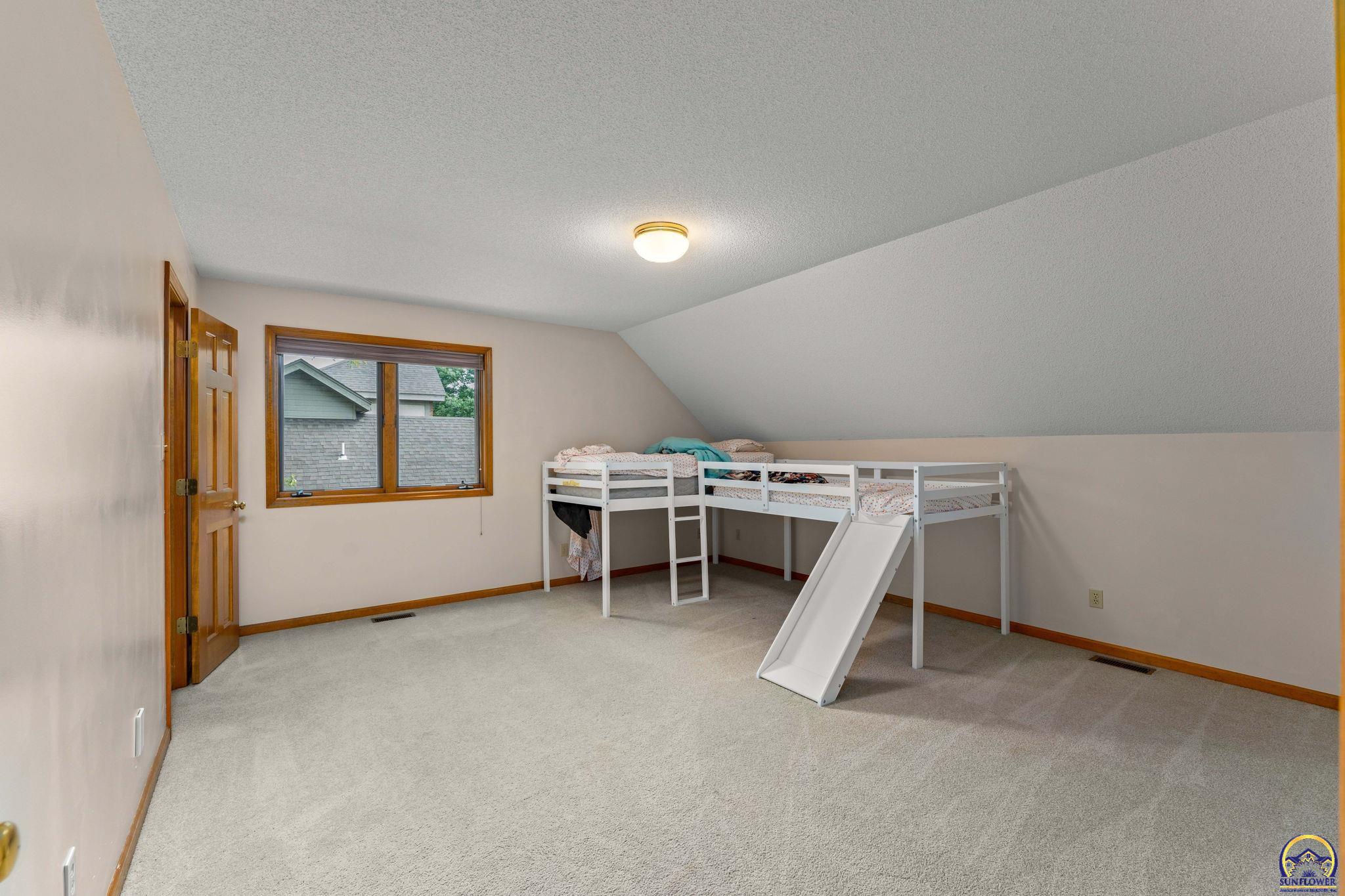 Topeka, Kansas 66614, United States, 3 Bedrooms Bedrooms, ,3 BathroomsBathrooms,Residential,Pending,54665