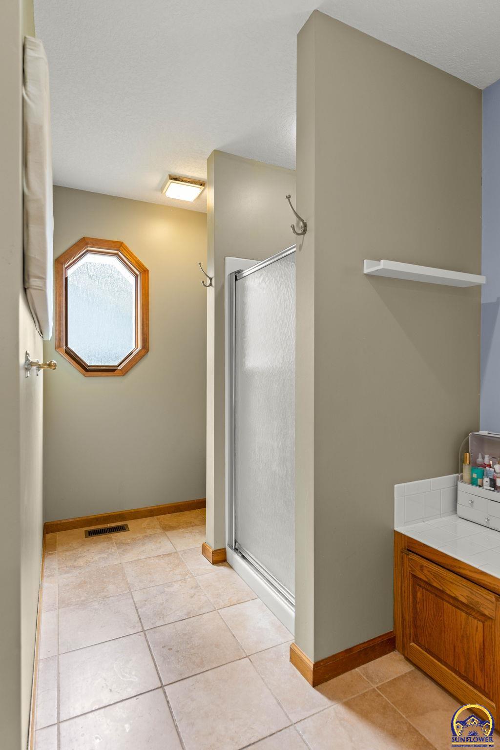 Topeka, Kansas 66614, United States, 3 Bedrooms Bedrooms, ,3 BathroomsBathrooms,Residential,Pending,54665