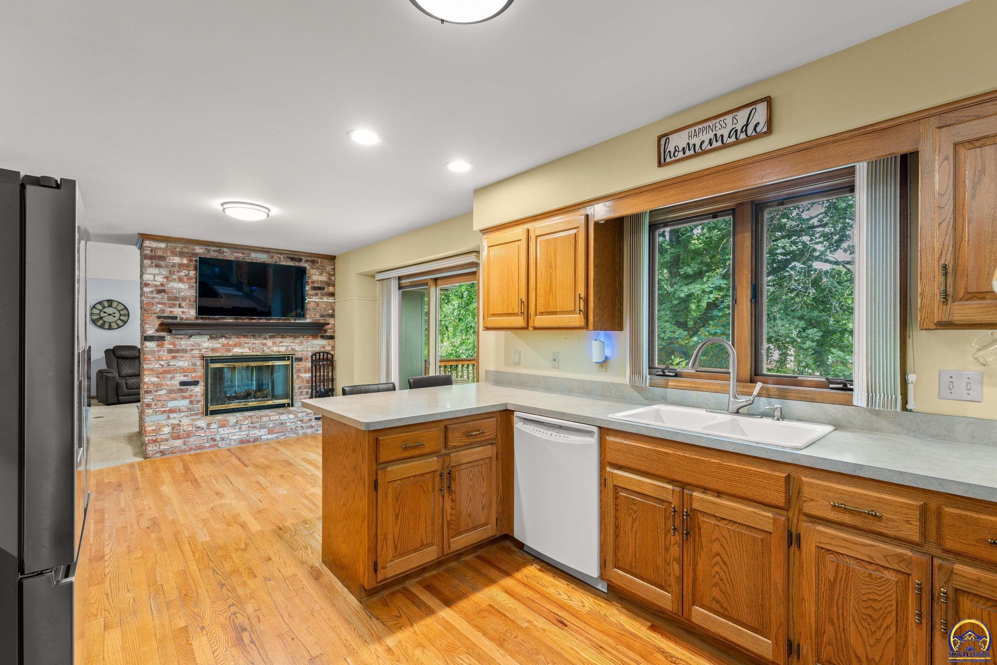 Topeka, Kansas 66614, United States, 3 Bedrooms Bedrooms, ,3 BathroomsBathrooms,Residential,Pending,54665