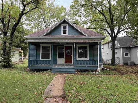 Photo of 424 Cottonwood St, Emporia, KS 66801 (MLS # 246754)