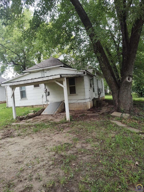 Tiny photo for 609 W 3rd St, Holton, KS 66436 (MLS # 246257)