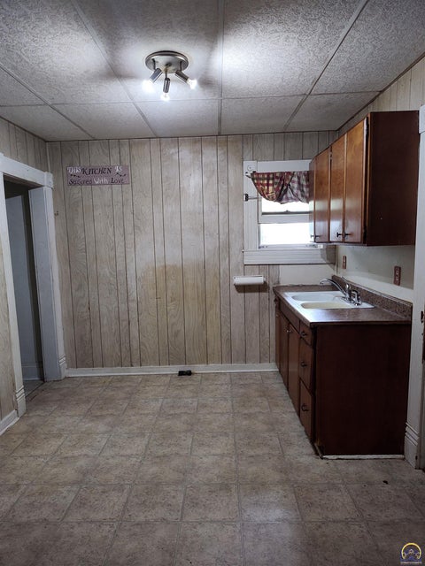Tiny photo for 609 W 3rd St, Holton, KS 66436 (MLS # 246257)