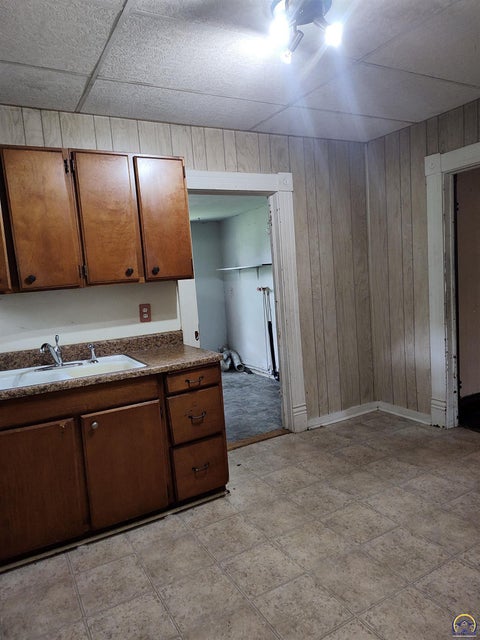 Tiny photo for 609 W 3rd St, Holton, KS 66436 (MLS # 246257)