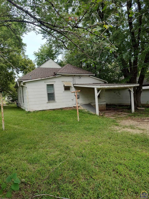 Tiny photo for 609 W 3rd St, Holton, KS 66436 (MLS # 246257)