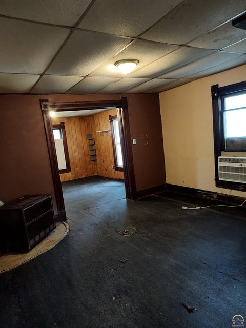 Tiny photo for 609 W 3rd St, Holton, KS 66436 (MLS # 246257)