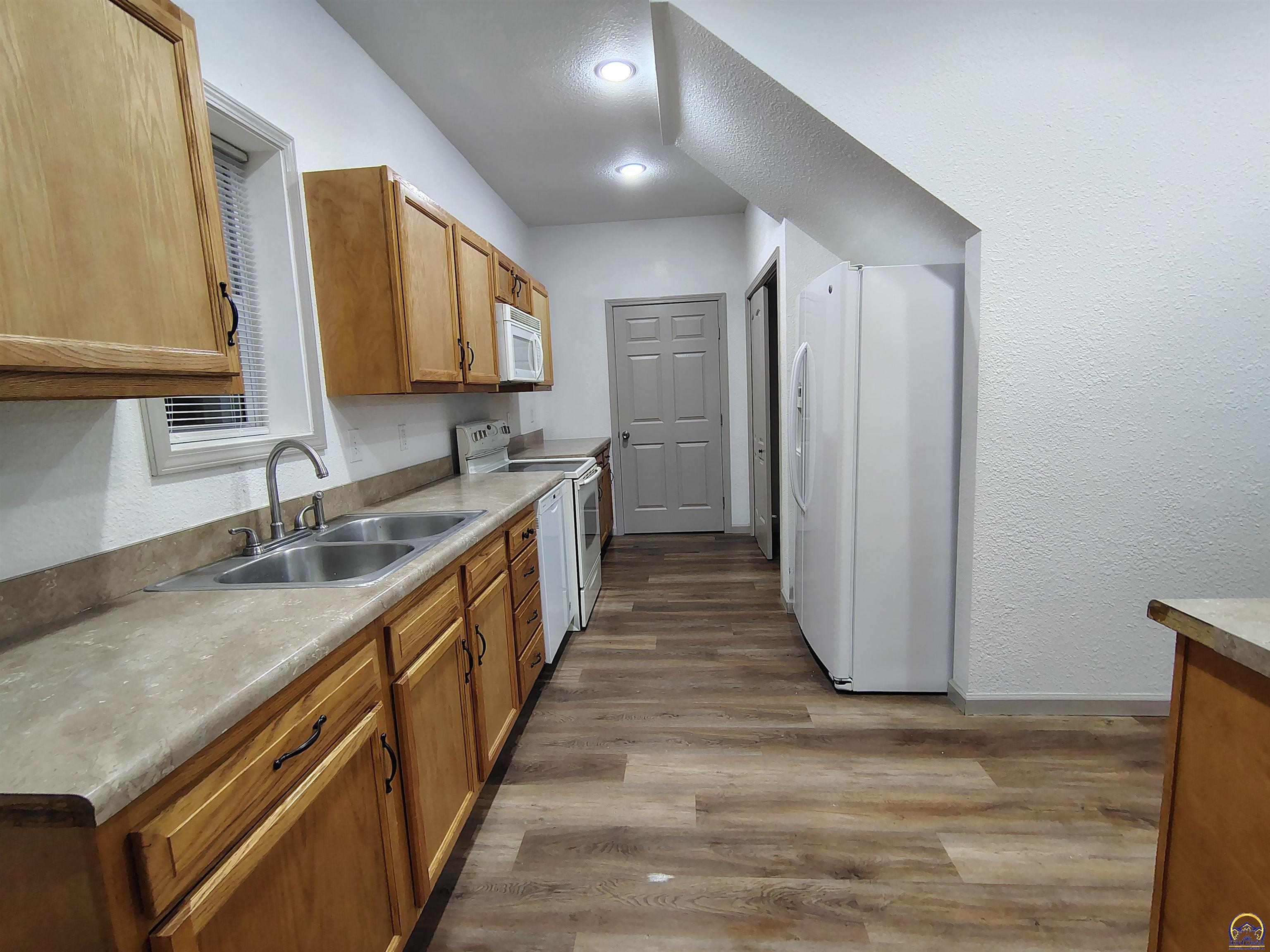 Topeka, Kansas 66608, United States, 3 Bedrooms Bedrooms, ,3 BathroomsBathrooms,Residential,Pending,115902