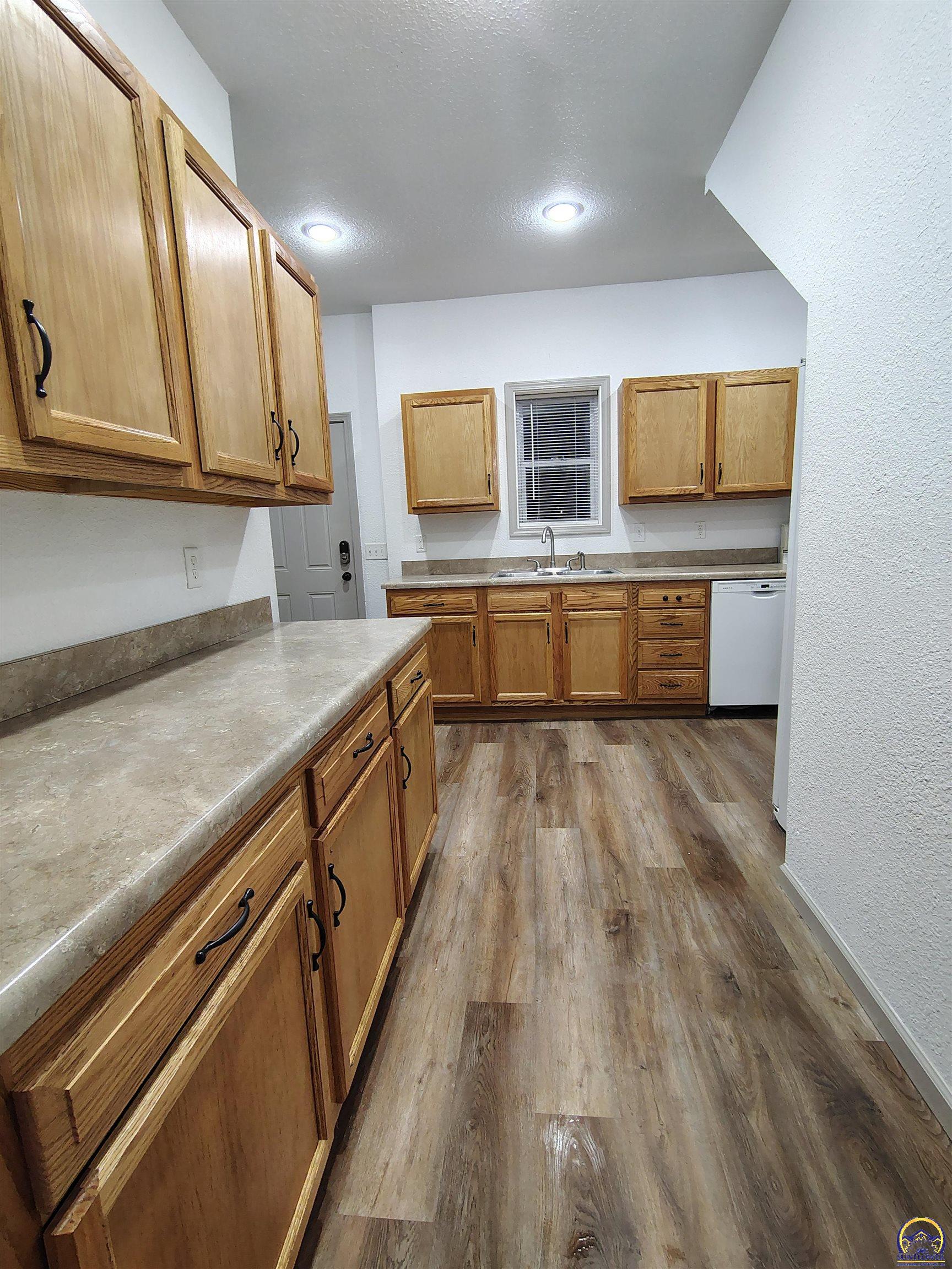 Topeka, Kansas 66608, United States, 3 Bedrooms Bedrooms, ,3 BathroomsBathrooms,Residential,Pending,115902