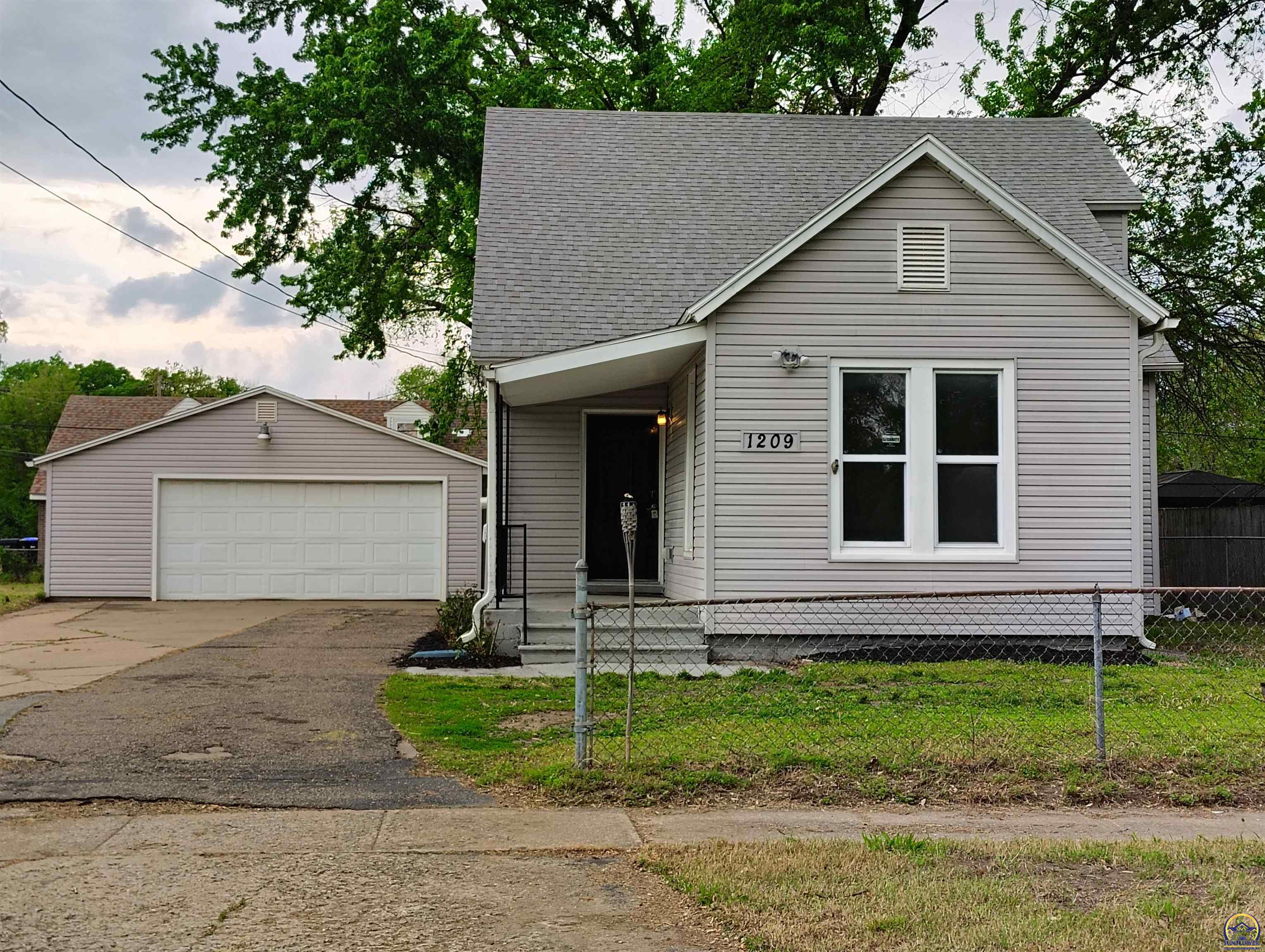 Topeka, Kansas 66608, United States, 3 Bedrooms Bedrooms, ,3 BathroomsBathrooms,Residential,Pending,115902 Topeka, Kansas 66608, United States, 3 Bedrooms Bedrooms, ,3 BathroomsBathrooms,Residential,Pending,115902