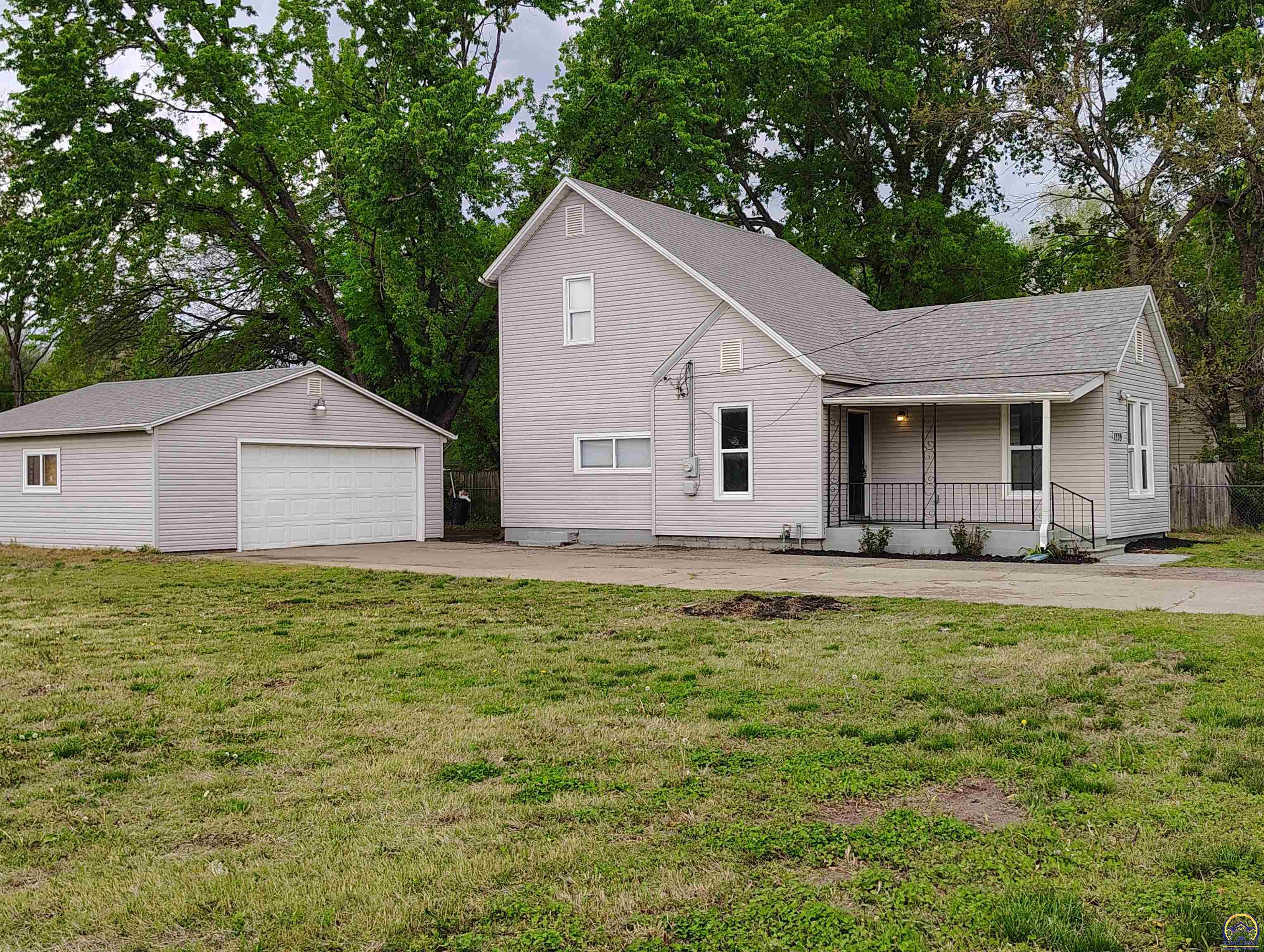 Topeka, Kansas 66608, United States, 3 Bedrooms Bedrooms, ,3 BathroomsBathrooms,Residential,Pending,115902