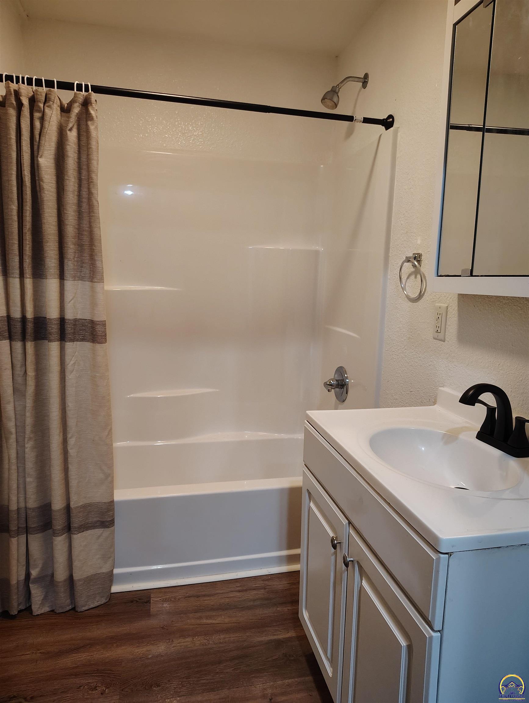 Topeka, Kansas 66608, United States, 3 Bedrooms Bedrooms, ,3 BathroomsBathrooms,Residential,Pending,115902