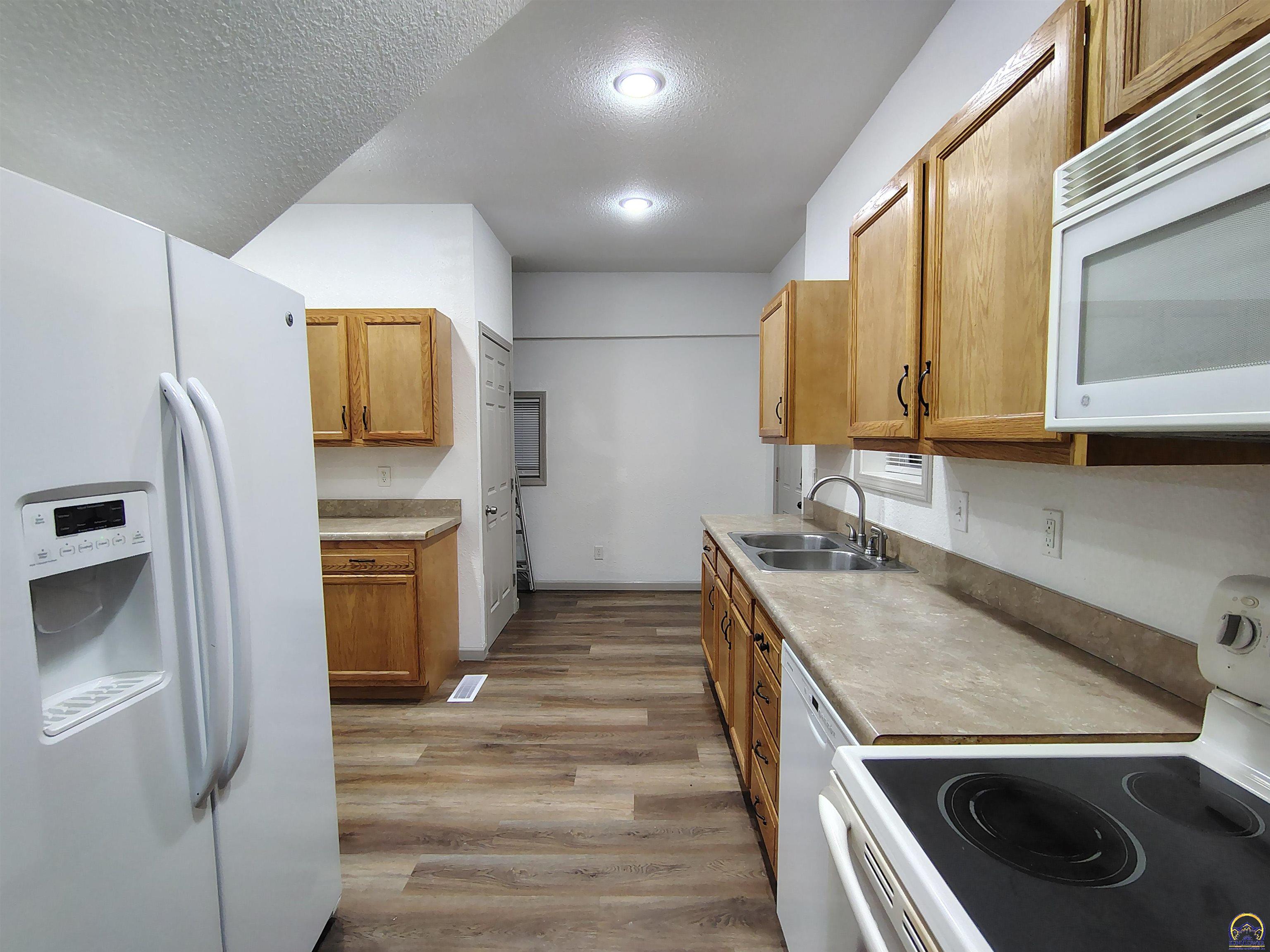 Topeka, Kansas 66608, United States, 3 Bedrooms Bedrooms, ,3 BathroomsBathrooms,Residential,Pending,115902