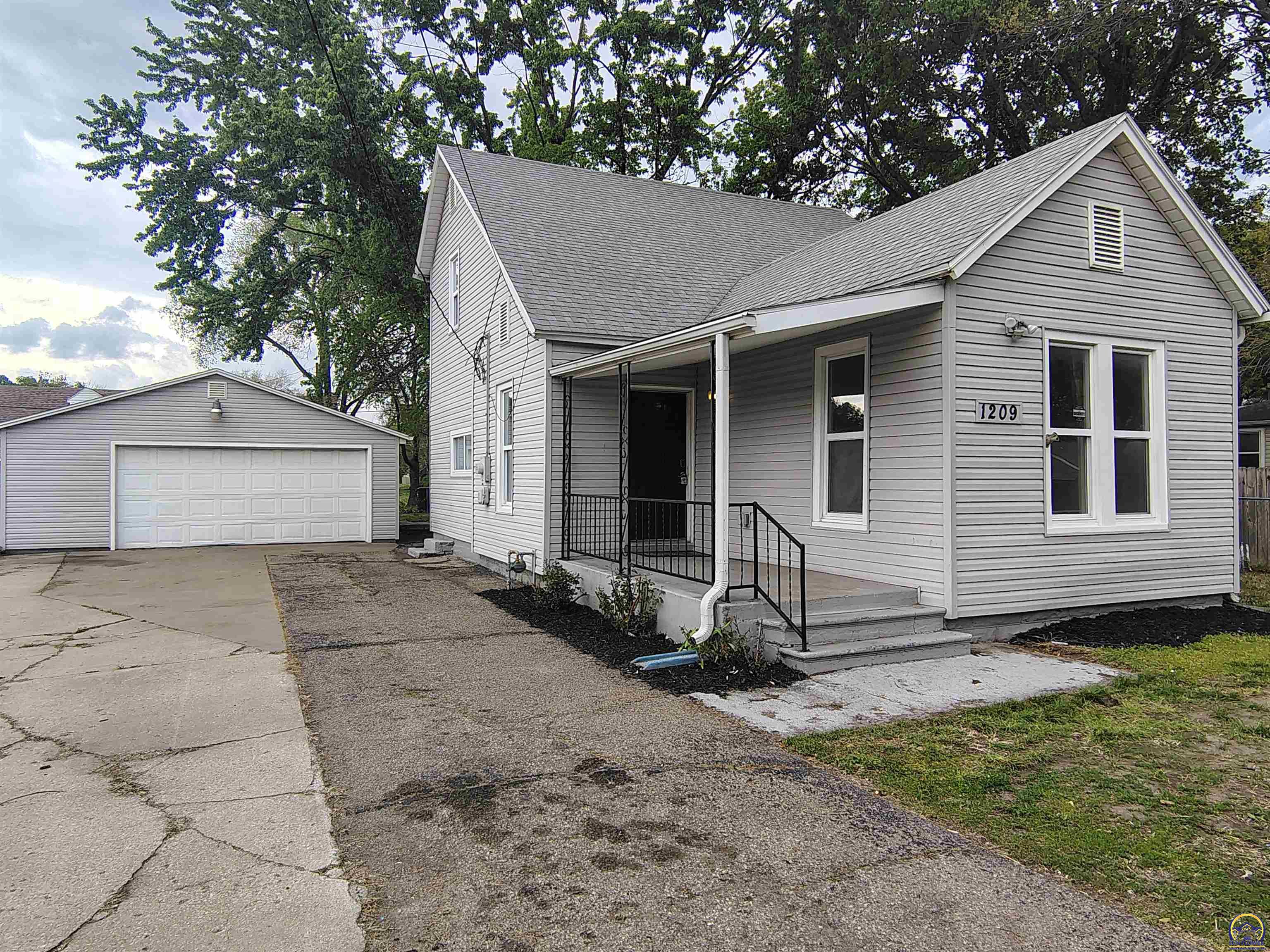 Topeka, Kansas 66608, United States, 3 Bedrooms Bedrooms, ,3 BathroomsBathrooms,Residential,Pending,115902