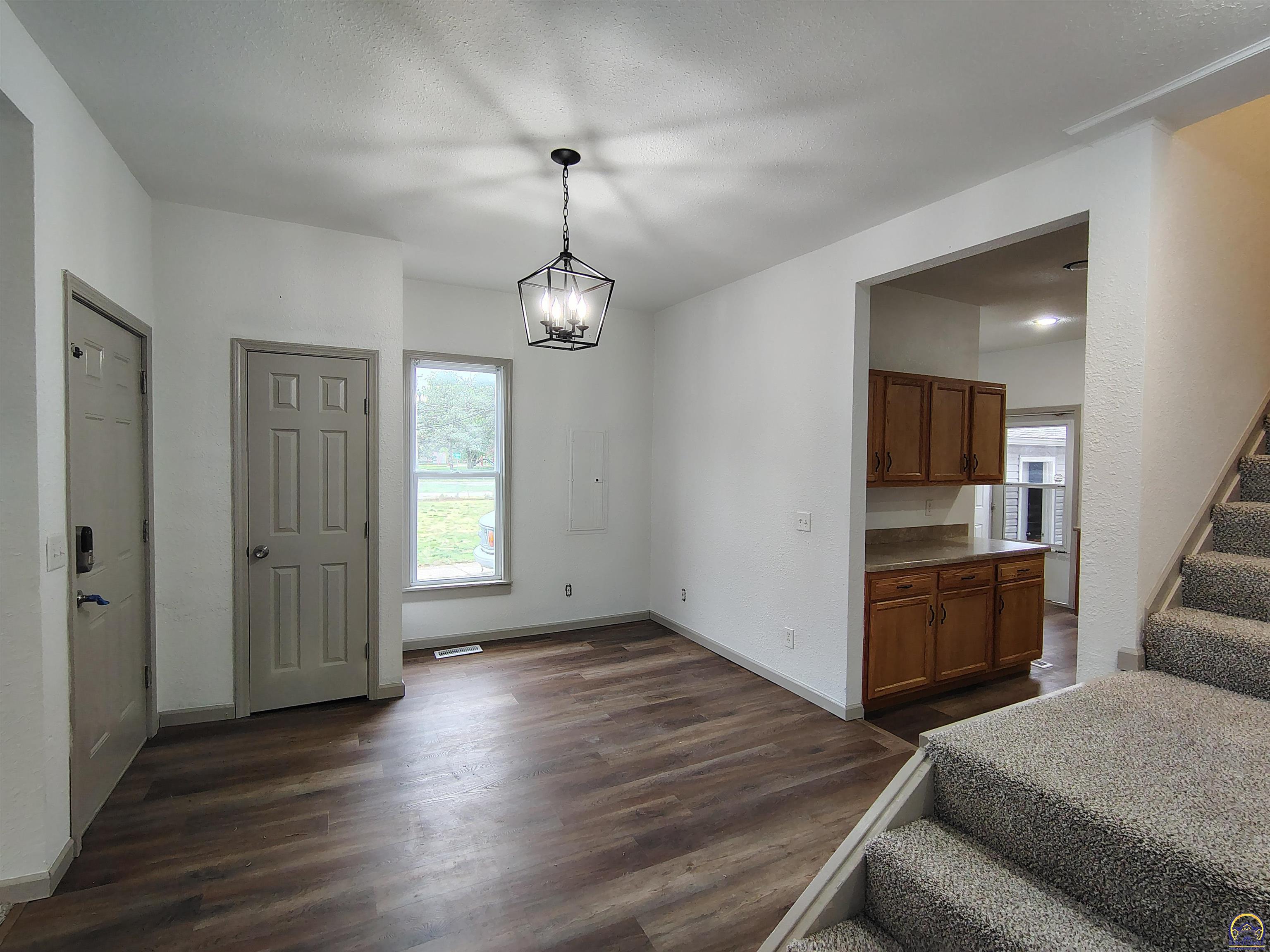 Topeka, Kansas 66608, United States, 3 Bedrooms Bedrooms, ,3 BathroomsBathrooms,Residential,Pending,115902