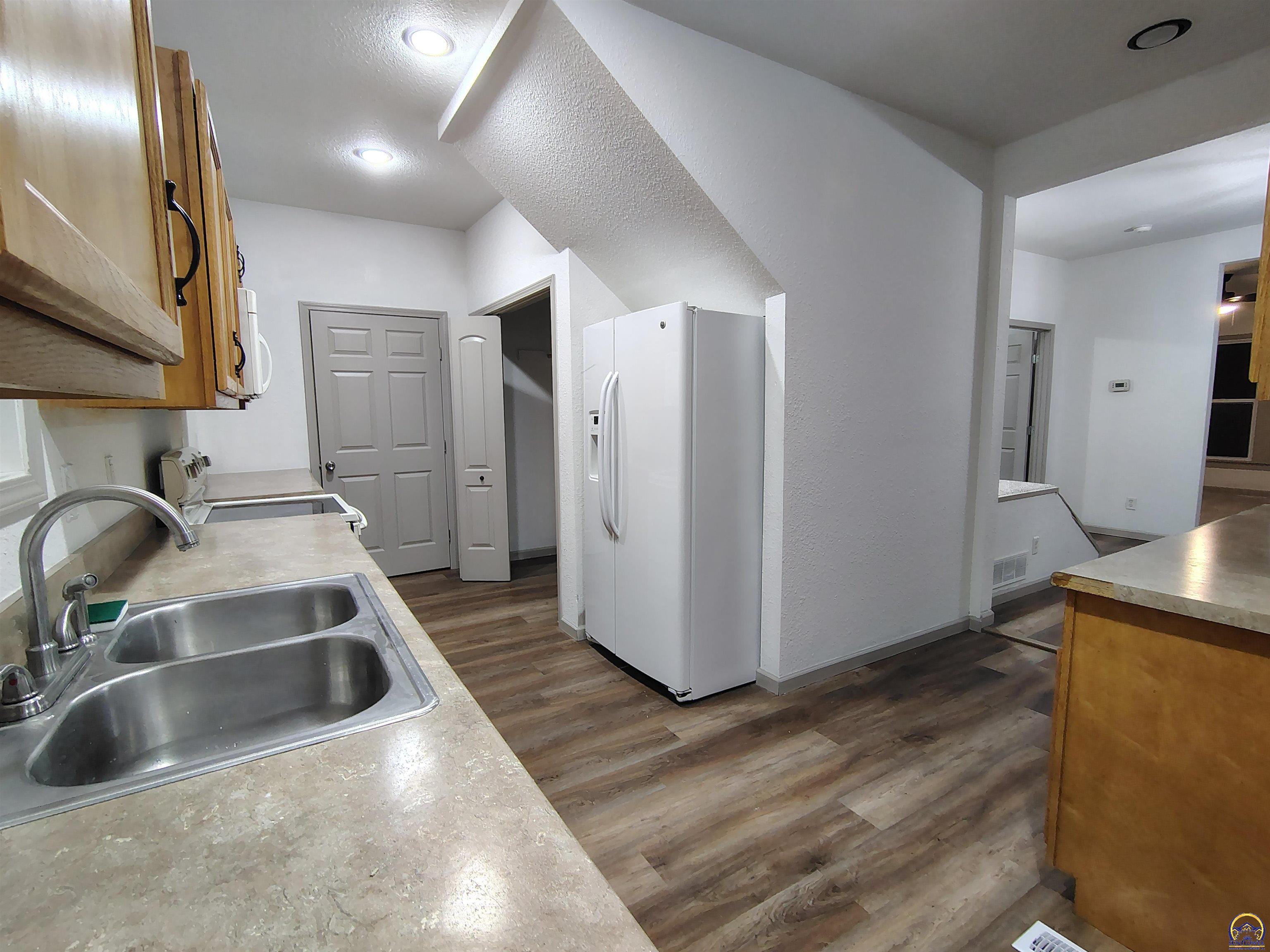 Topeka, Kansas 66608, United States, 3 Bedrooms Bedrooms, ,3 BathroomsBathrooms,Residential,Pending,115902