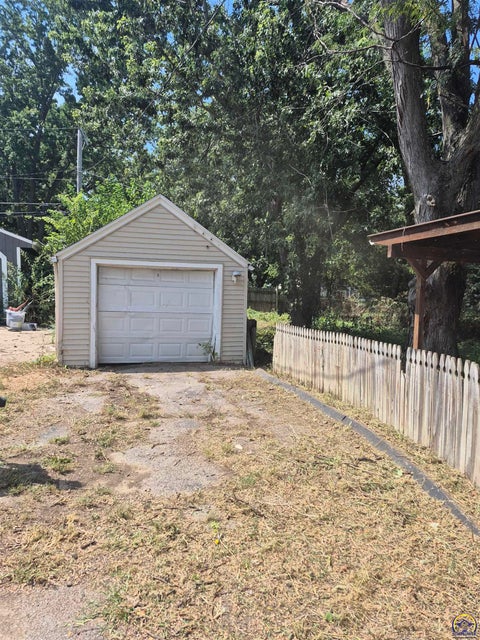 Tiny photo for 2321 SE Maryland Ave, Topeka, KS 66605 (MLS # 246352)