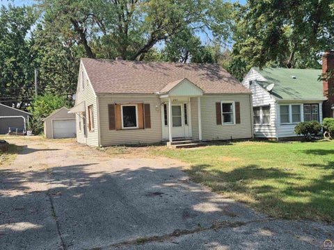 Tiny photo for 2321 SE Maryland Ave, Topeka, KS 66605 (MLS # 246352)