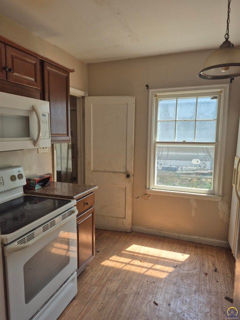 Tiny photo for 2321 SE Maryland Ave, Topeka, KS 66605 (MLS # 246352)