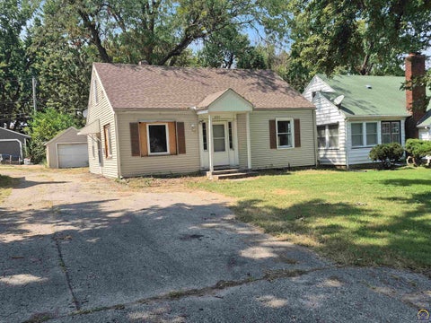 Tiny photo for 2321 SE Maryland Ave, Topeka, KS 66605 (MLS # 246352)