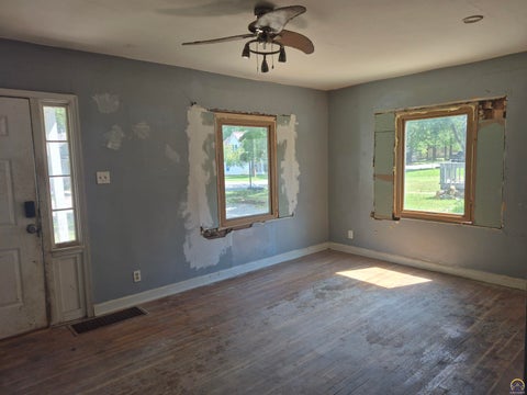 Tiny photo for 2321 SE Maryland Ave, Topeka, KS 66605 (MLS # 246352)