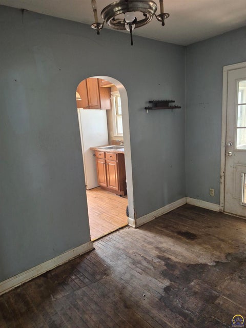 Tiny photo for 2321 SE Maryland Ave, Topeka, KS 66605 (MLS # 246352)