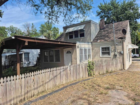 Tiny photo for 2321 SE Maryland Ave, Topeka, KS 66605 (MLS # 246352)