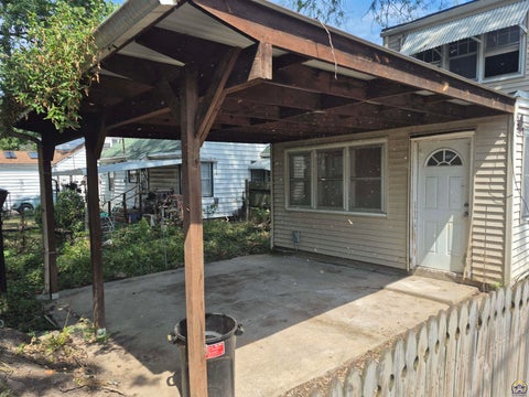 Tiny photo for 2321 SE Maryland Ave, Topeka, KS 66605 (MLS # 246352)