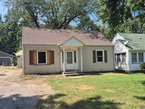 Photo of 2321 SE Maryland Ave, Topeka, KS 66605 (MLS # 246352)
