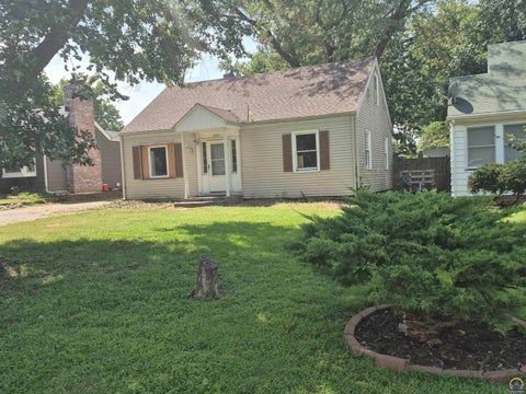 Tiny photo for 2321 SE Maryland Ave, Topeka, KS 66605 (MLS # 246352)