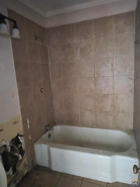 Tiny photo for 2321 SE Maryland Ave, Topeka, KS 66605 (MLS # 246352)
