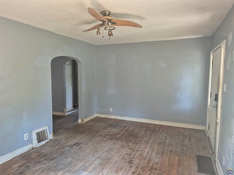Tiny photo for 2321 SE Maryland Ave, Topeka, KS 66605 (MLS # 246352)