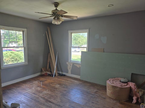 Tiny photo for 2321 SE Maryland Ave, Topeka, KS 66605 (MLS # 246352)