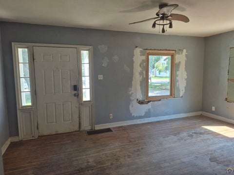 Tiny photo for 2321 SE Maryland Ave, Topeka, KS 66605 (MLS # 246352)