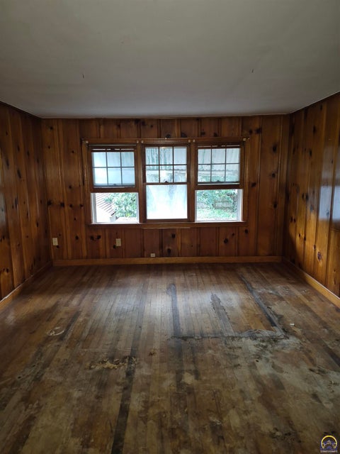 Tiny photo for 2321 SE Maryland Ave, Topeka, KS 66605 (MLS # 246352)
