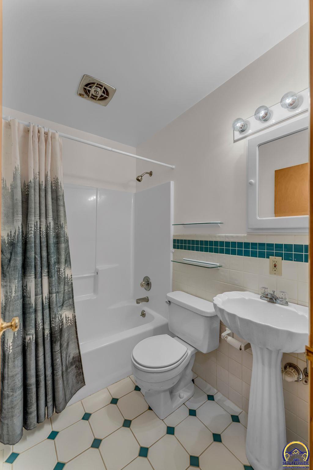 Topeka, Kansas 66611, United States, 5 Bedrooms Bedrooms, ,3 BathroomsBathrooms,Residential,Active,213496