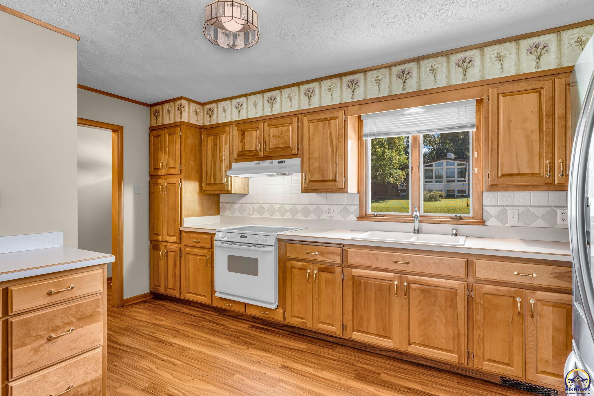 Topeka, Kansas 66611, United States, 5 Bedrooms Bedrooms, ,3 BathroomsBathrooms,Residential,Active,213496