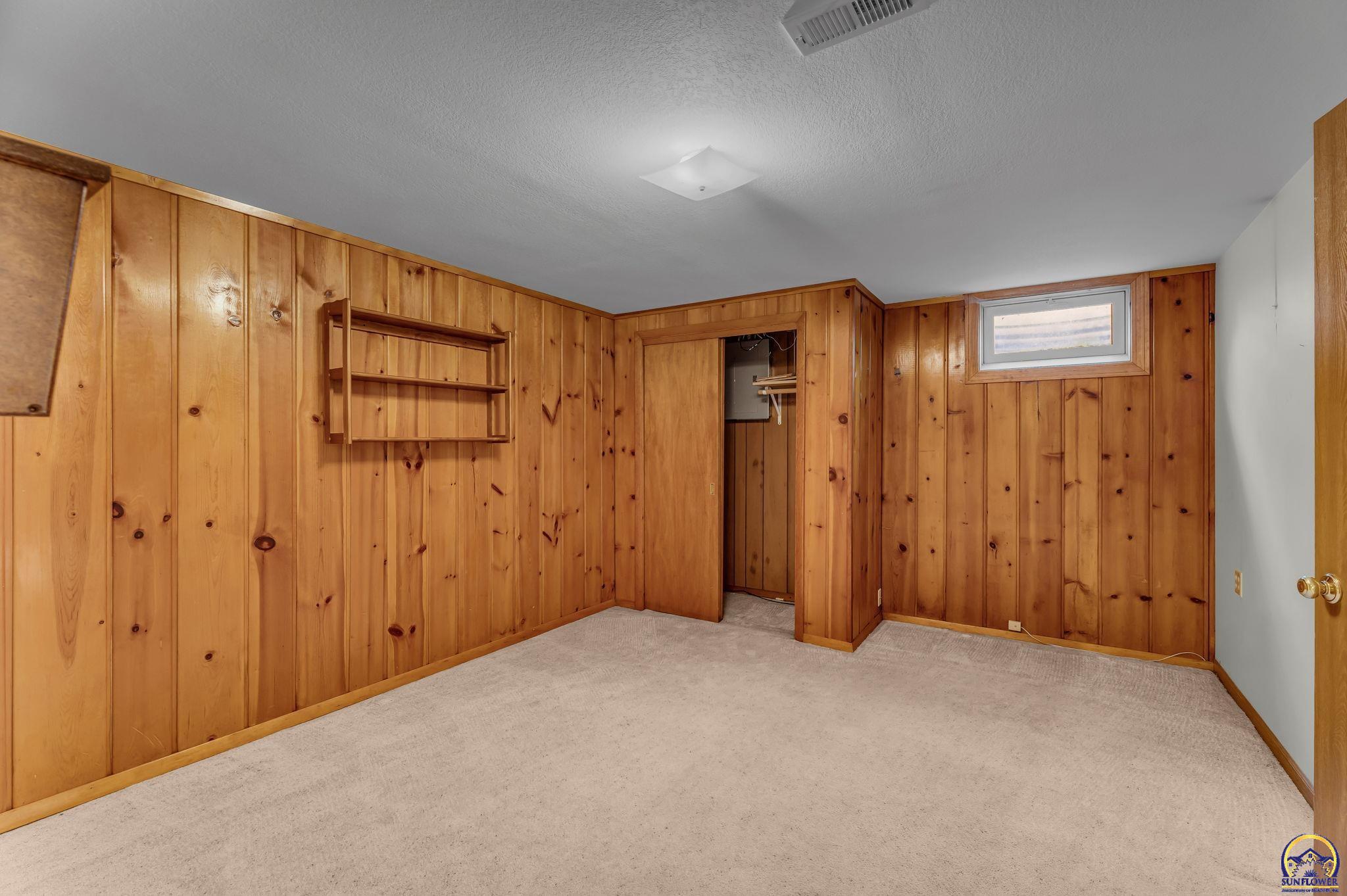 Topeka, Kansas 66611, United States, 5 Bedrooms Bedrooms, ,3 BathroomsBathrooms,Residential,Active,213496