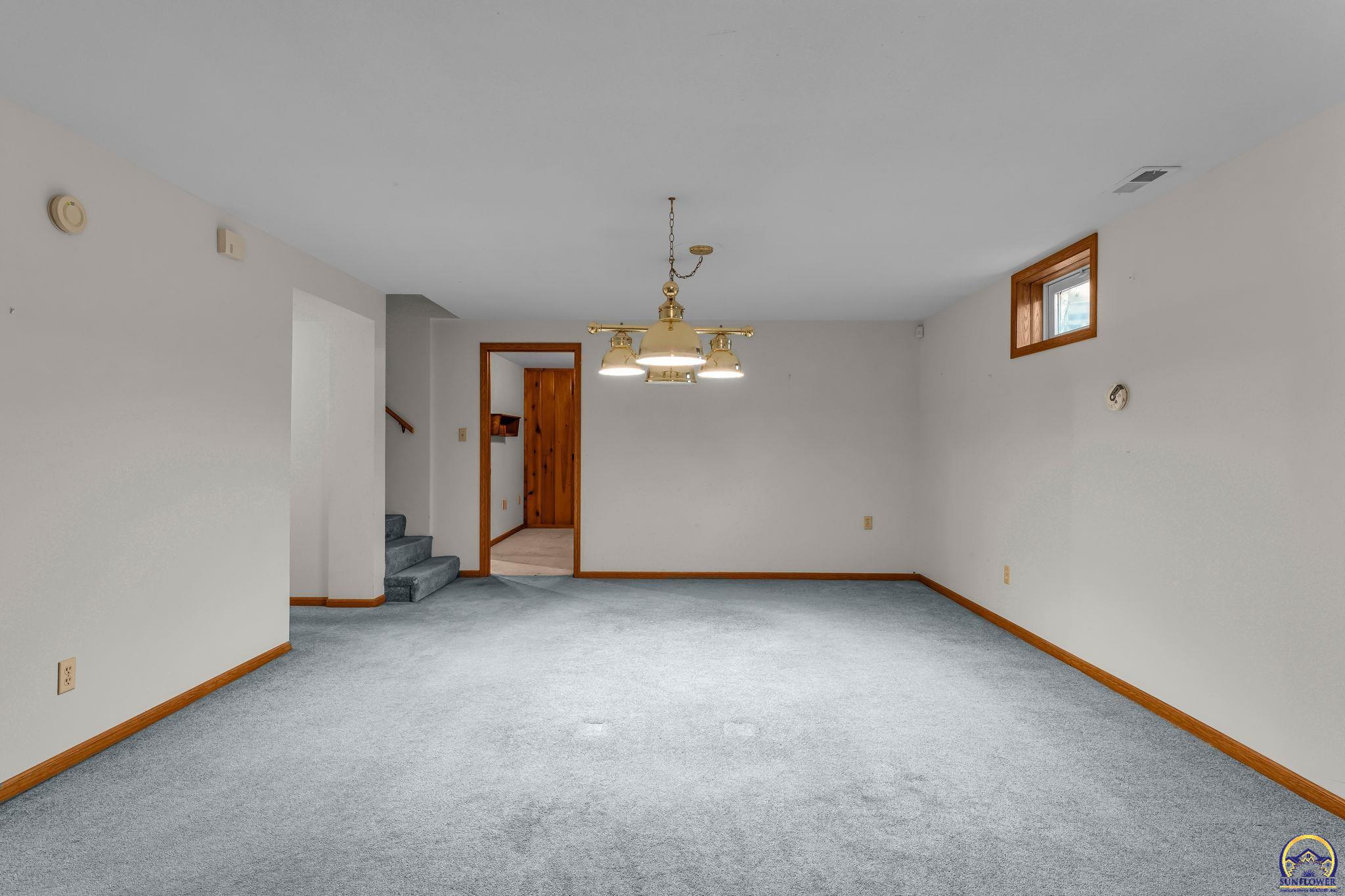 Topeka, Kansas 66611, United States, 5 Bedrooms Bedrooms, ,3 BathroomsBathrooms,Residential,Active,213496