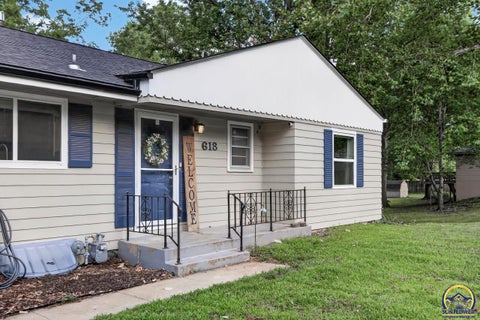 Tiny photo for 618 SW Crest Dr, Topeka, KS 66606 (MLS # 245599)
