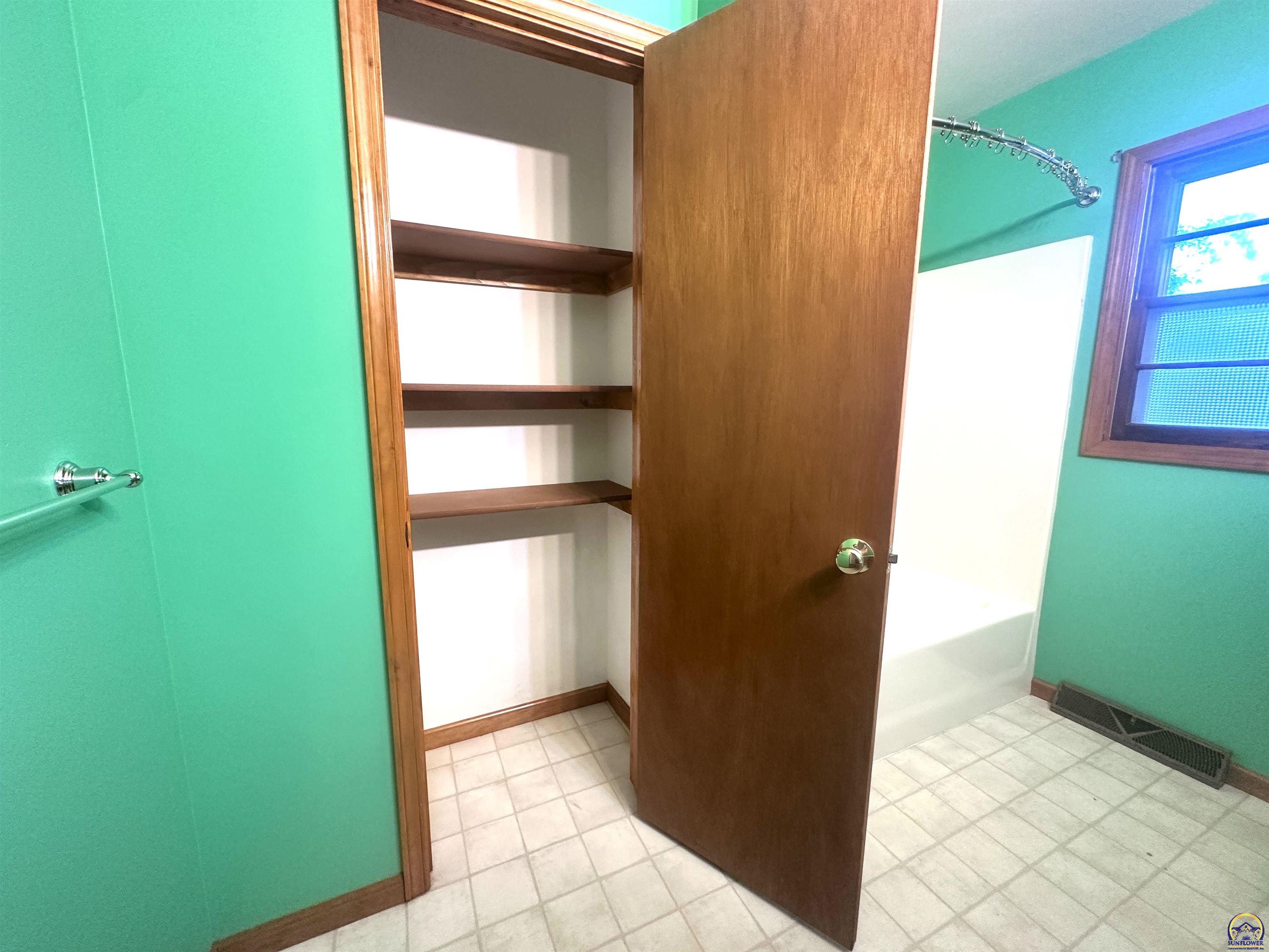 Topeka, Kansas 66618, United States, 2 Bedrooms Bedrooms, ,1 BathroomBathrooms,Residential,Active,214642