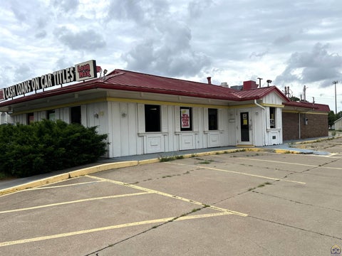 Photo of 831 W 6th Ave, Emporia, KS 66801 (MLS # 247130)