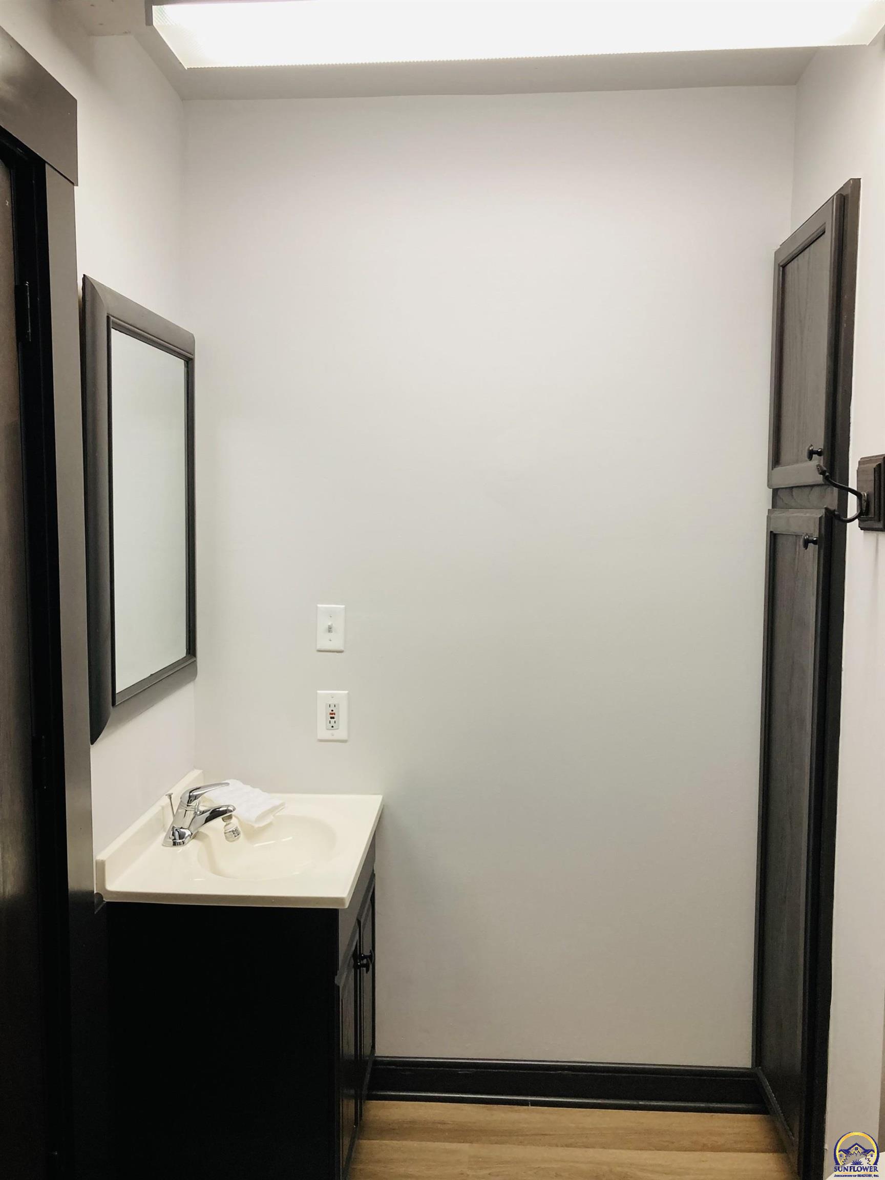 Topeka, Kansas 66616, United States, 3 Bedrooms Bedrooms, ,1 BathroomBathrooms,Residential,Pending,49847