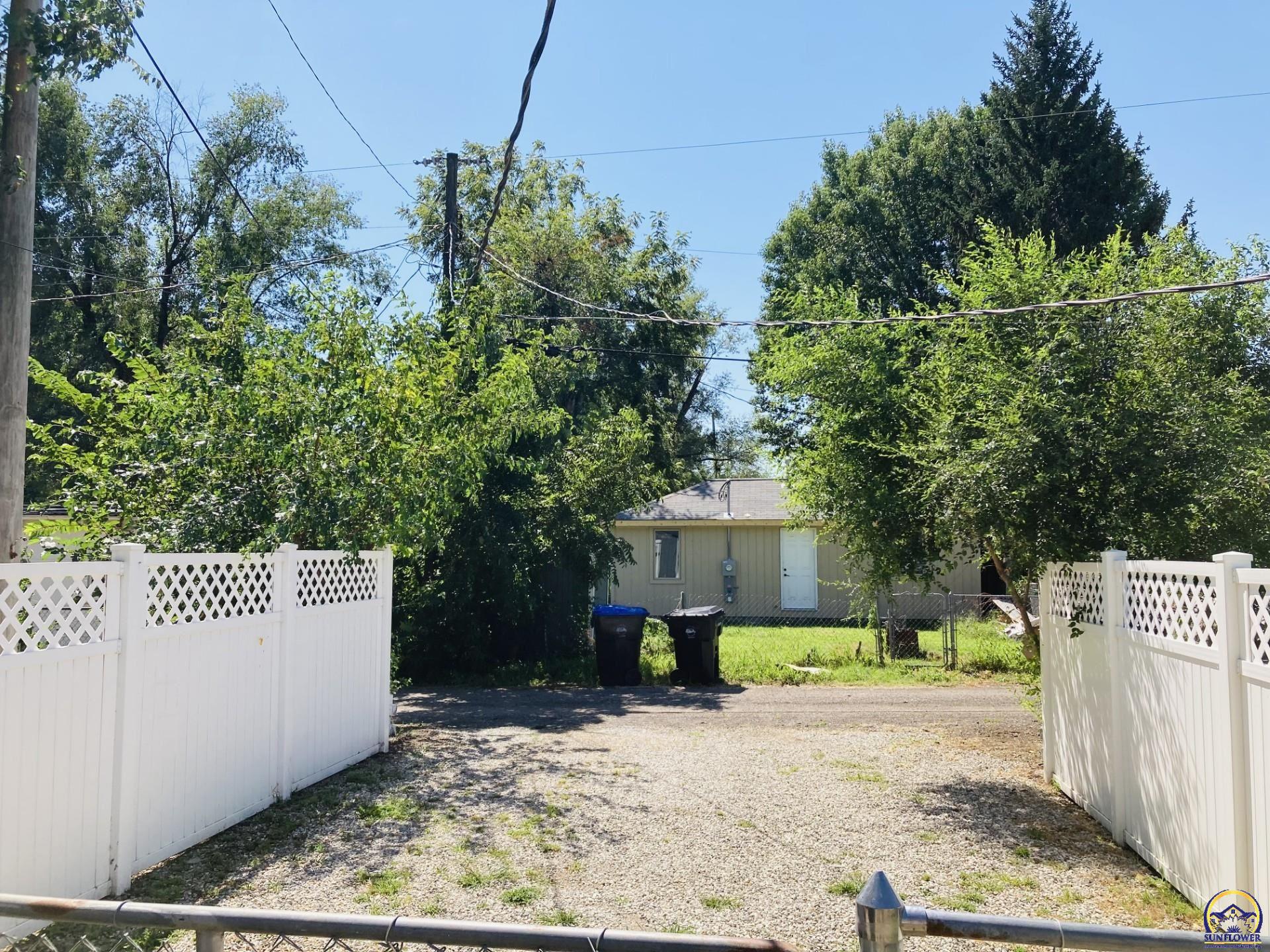 Topeka, Kansas 66616, United States, 3 Bedrooms Bedrooms, ,1 BathroomBathrooms,Residential,Pending,49847