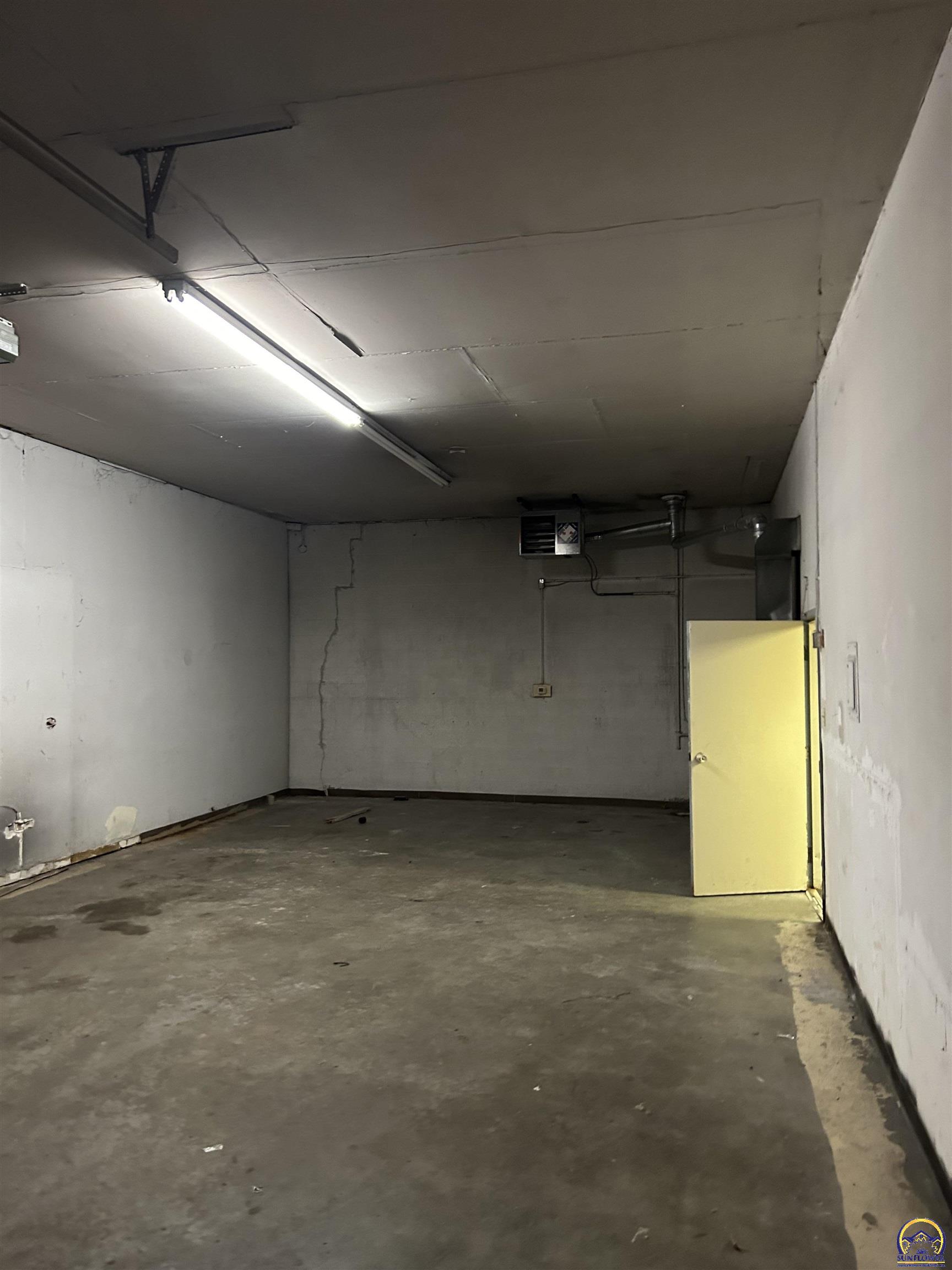 Topeka, Kansas 66609, United States, ,Commercial,Pending,31911