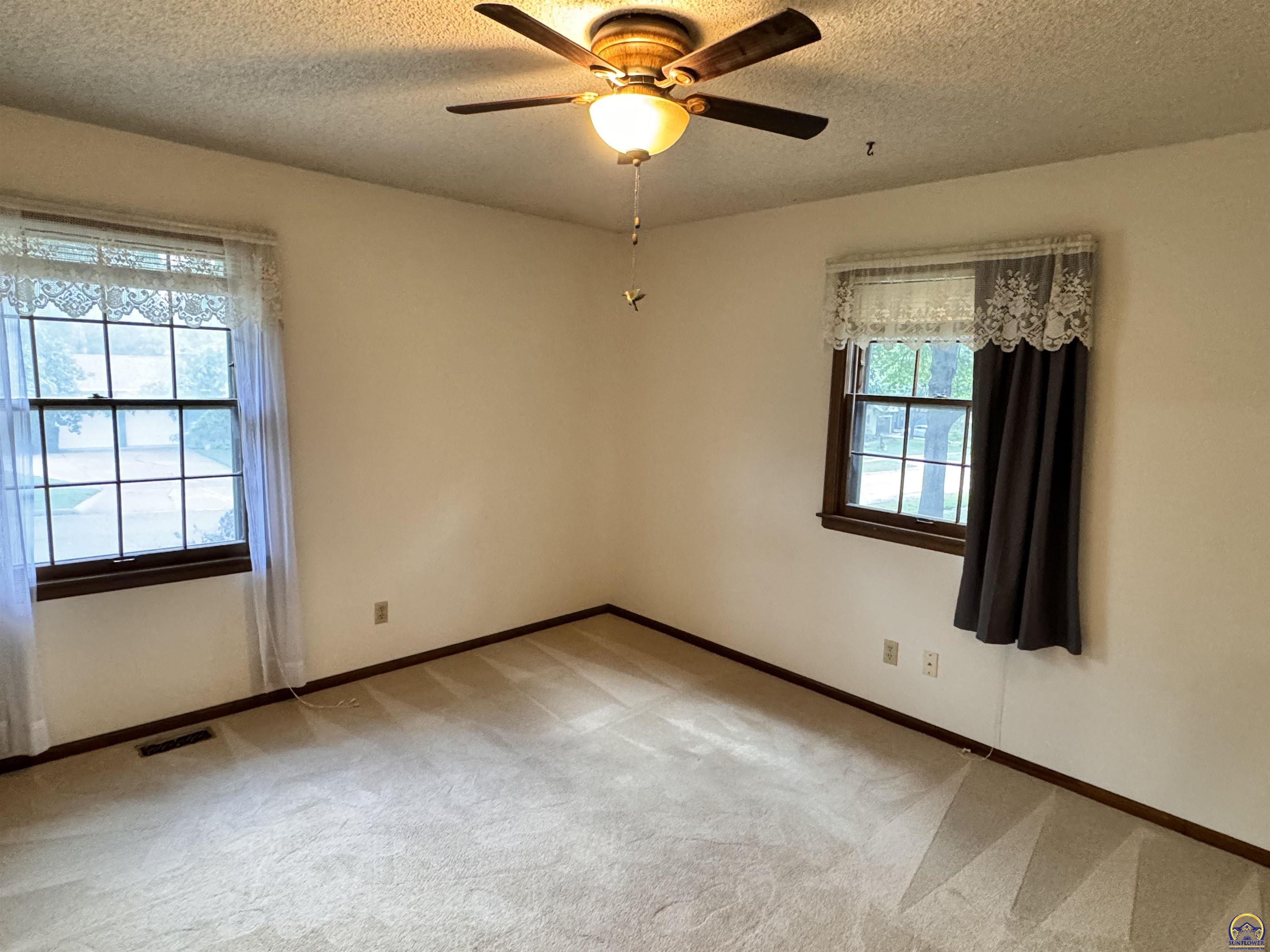 Topeka, Kansas 66614, United States, 3 Bedrooms Bedrooms, ,3 BathroomsBathrooms,Residential,Pending,47493