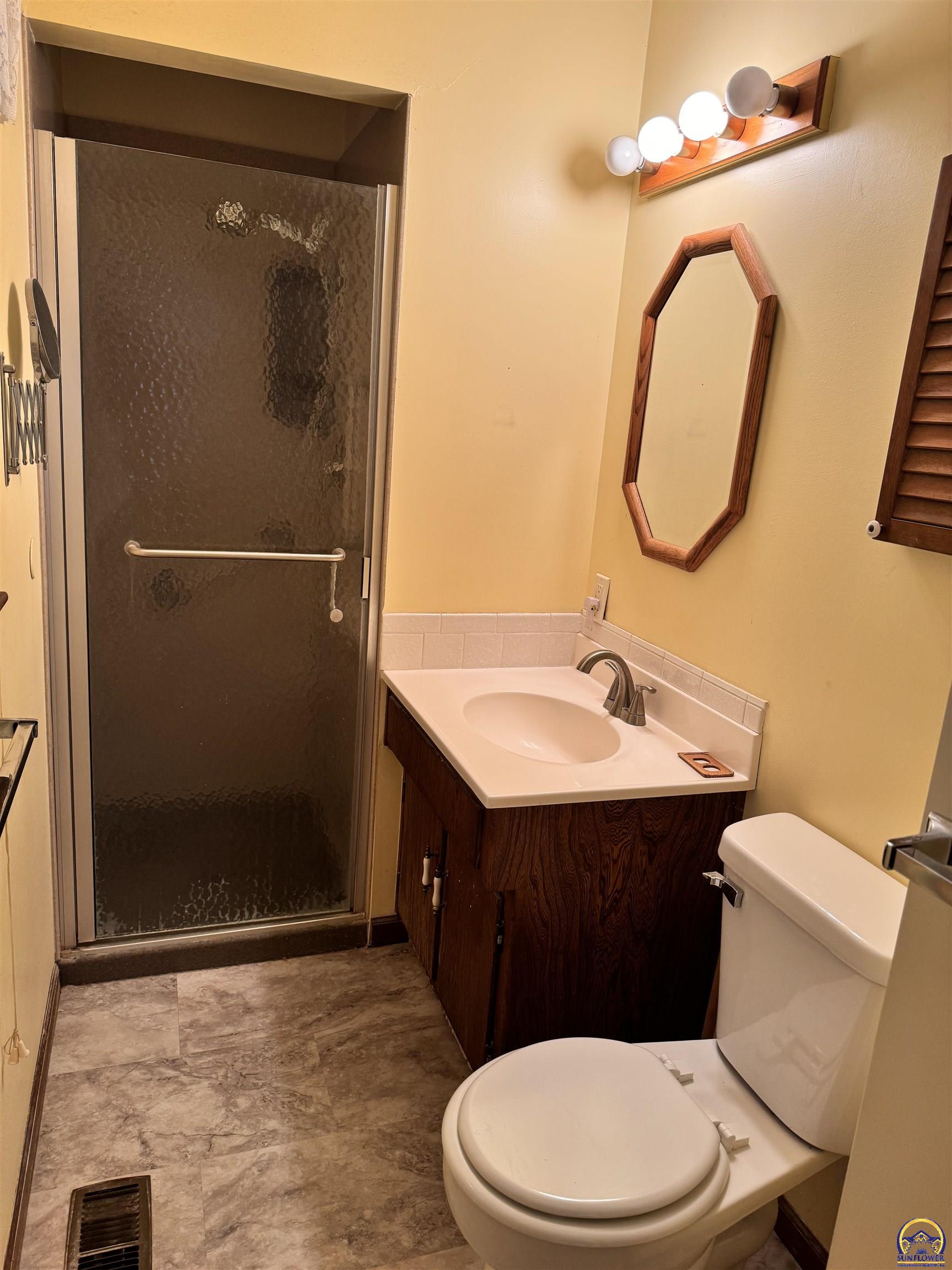 Topeka, Kansas 66614, United States, 3 Bedrooms Bedrooms, ,3 BathroomsBathrooms,Residential,Pending,47493