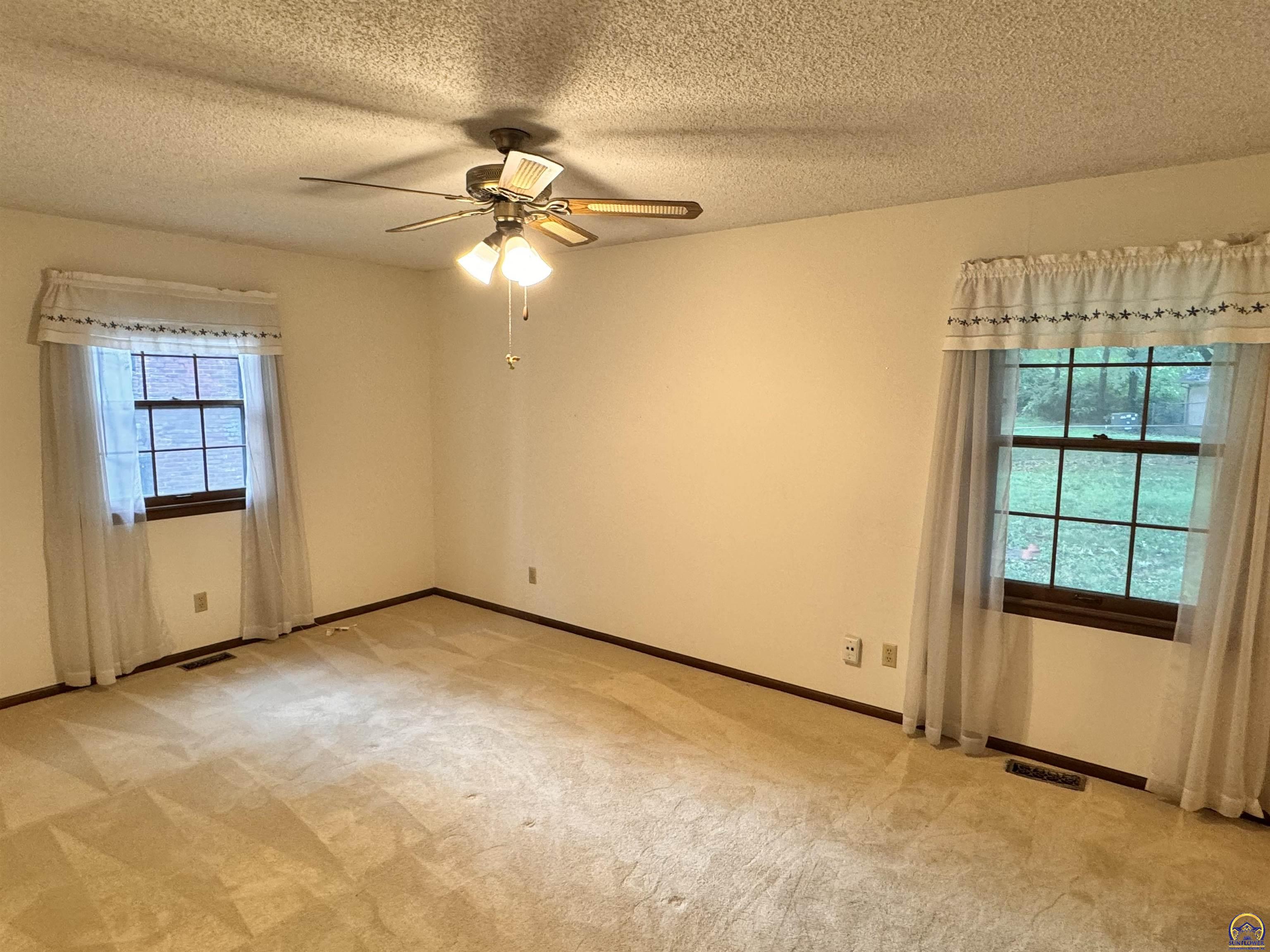 Topeka, Kansas 66614, United States, 3 Bedrooms Bedrooms, ,3 BathroomsBathrooms,Residential,Pending,47493