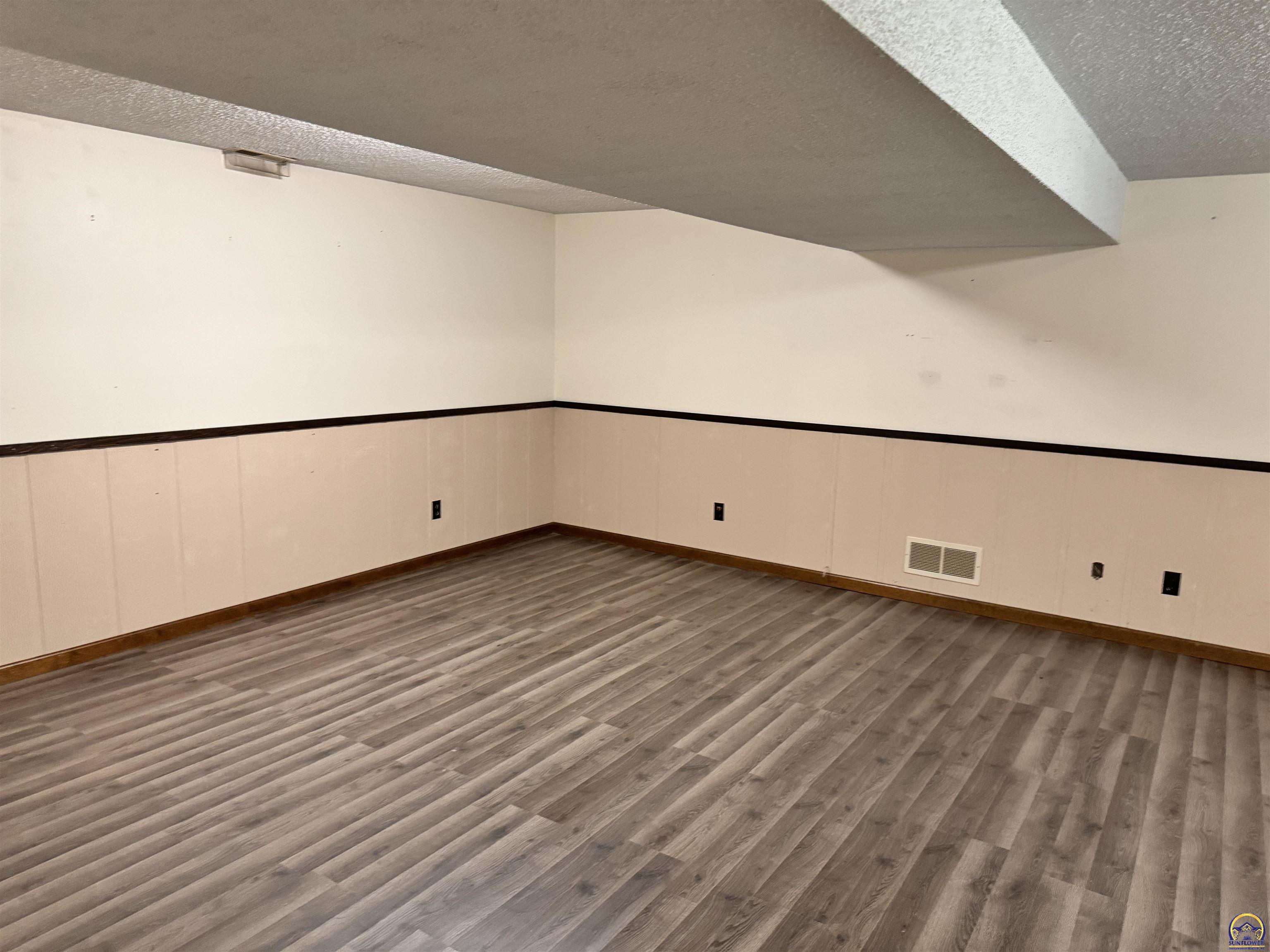 Topeka, Kansas 66614, United States, 3 Bedrooms Bedrooms, ,3 BathroomsBathrooms,Residential,Pending,47493