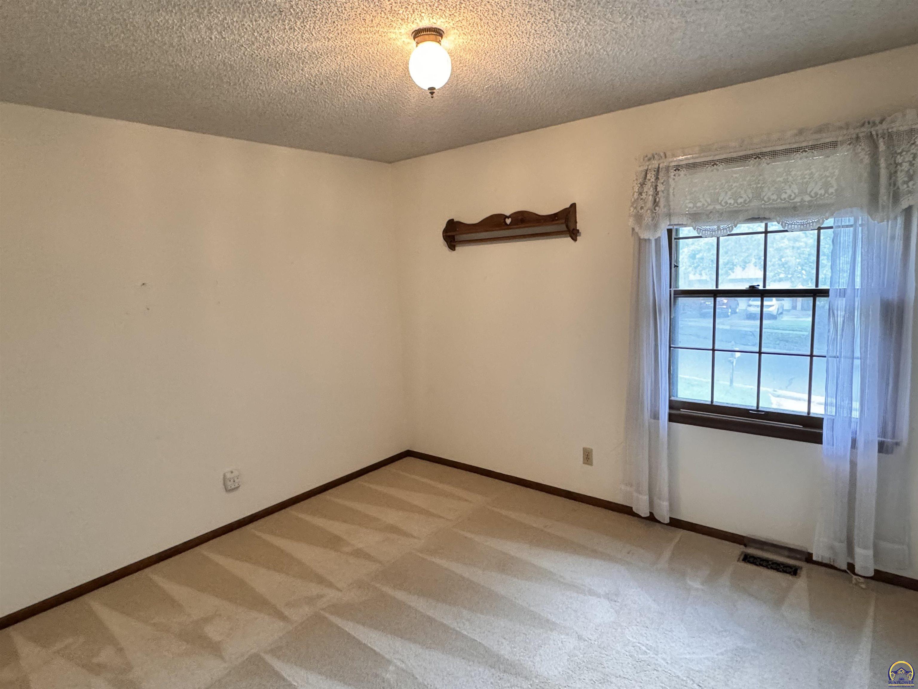 Topeka, Kansas 66614, United States, 3 Bedrooms Bedrooms, ,3 BathroomsBathrooms,Residential,Pending,47493