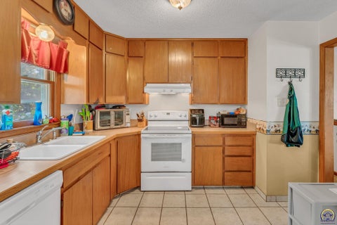 Tiny photo for 2018 SW Fairlawn Rd, Topeka, KS 66604 (MLS # 246152)