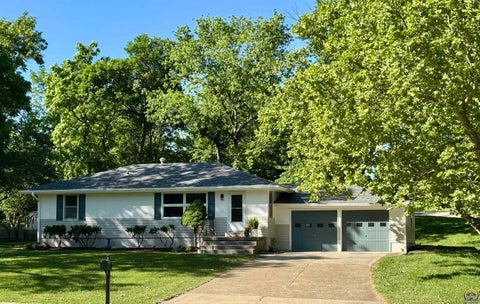 Photo of 1951 Briarcliff Ln, Emporia, KS 66801 (MLS # 246950)